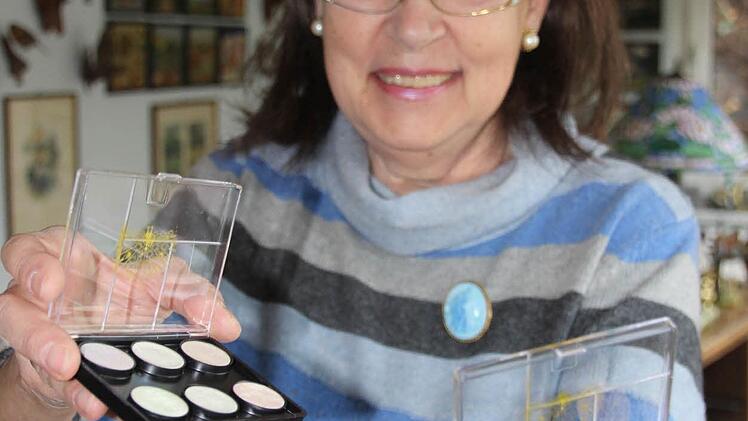 Spezielle Künstlerfarben mischt Hannelore Riedl selbst.