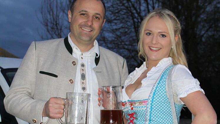 Brauereiinhaber Rainer Mohr stellt mit Viktoria Heil als "Resi" seine neue Marken-Botschafterin vor. Fotos: Michael Wunder