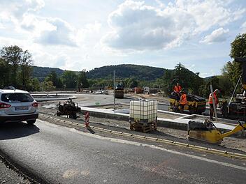 Asphaltarbeiten an der neuen Brückenanbindung. Foto: Arkadius Guzy