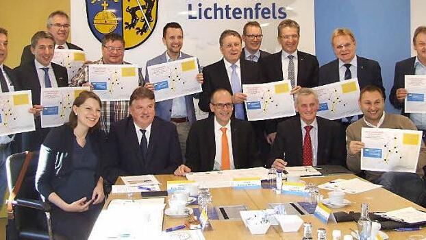 Alle für ein Ziel: Vertreter von Politik und Wirtschaft aus den Landkreisen Lichtenfels, Kulmbach und Kronach zeigen eine Zeichnung, auf der die IC-Verbindung zu sehen ist, für die sie sich stark machen.  Foto: Landratsamt