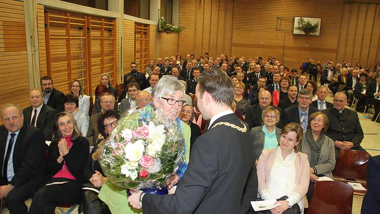 Blumen gab es für die Ehefrau des Altbürgermeister, Ilse Adam. Foto: Jürgen Gärtner