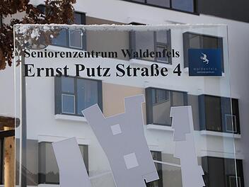 Mit der Eröffnung von Haus Waldenfels hat sich die Frequenz an der Straße erhöht. Nun sollen zwei Bushaltestellen verlegt werden. Foto: Ulrike Müller