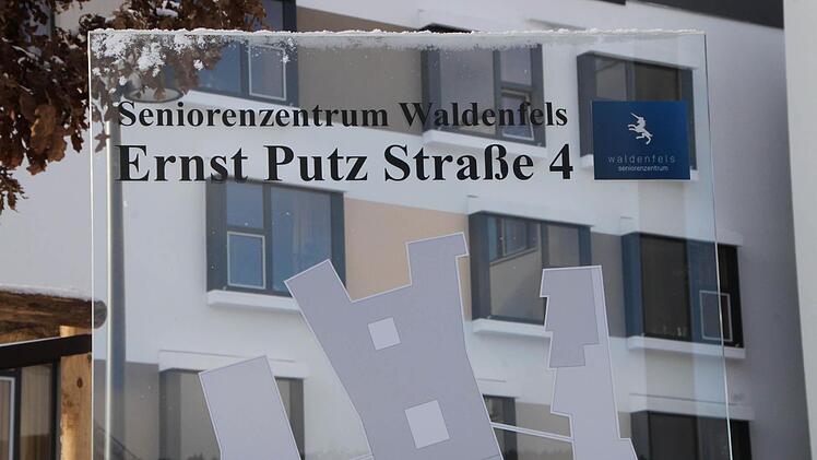 Mit der Eröffnung von Haus Waldenfels hat sich die Frequenz an der Straße erhöht. Nun sollen zwei Bushaltestellen verlegt werden. Foto: Ulrike Müller