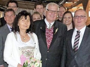 Goldene Hochzeit feierten Dietrich und Inge Eschenbacher, geborene Lauterbach. Unser Bild zeigt das Jubelpaar mit einem Teil der zahlreichen Gratulanten. Foto: Werner Reißaus