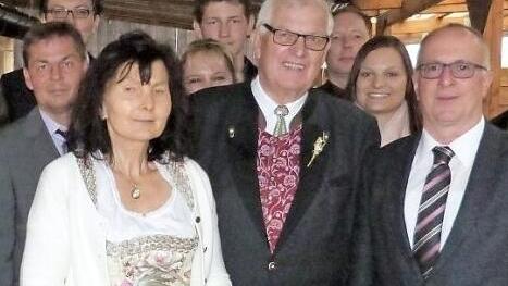 Goldene Hochzeit feierten Dietrich und Inge Eschenbacher, geborene Lauterbach. Unser Bild zeigt das Jubelpaar mit einem Teil der zahlreichen Gratulanten. Foto: Werner Reißaus