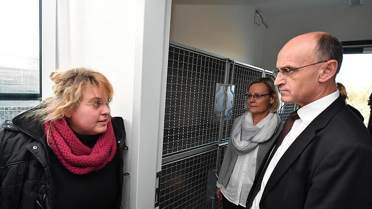 Amtstierärztin Simone Nowak (links) im Gespräch mit Eva Mangold (Hochbau) und Landrat Wilhelm Schneider