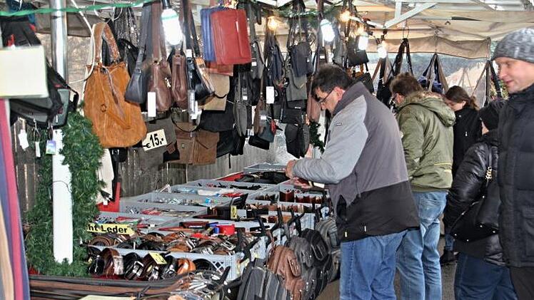 Lederwaren gab es zu Hauf an diesem Stand. Hier konnte noch schnell ein Weihnachtsgeschenk ergattert werden.Helmut Will