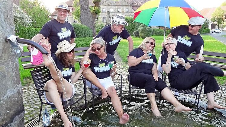 Das Veranstaltungsteam aus dem Kreis der Heimatfreunde Klosterlangheim lädt am 8. Juni die Theaterfreunde zu dem Musical "Heiße Zeiten" nach Klosterlangheim ein und wird auch für die Versorgung der Besucher mit erfrischenden Getränken sorgen. Foto: Alfred Thieret