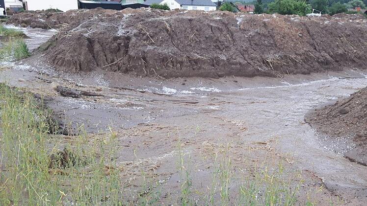 Ein Unwetter verhagelte im Juni 2018 die archäologischen Arbeiten. Vom  Mainberg herunter floss das Wasser in Strömen auf das Untersuchungsfeld. Es lagerte bis zu 40 Zentimeter Sand und Schlamm ab. Die Arbeiten wurden um 14 Tage zurückgeworfen.  Archäologistik Bamberg