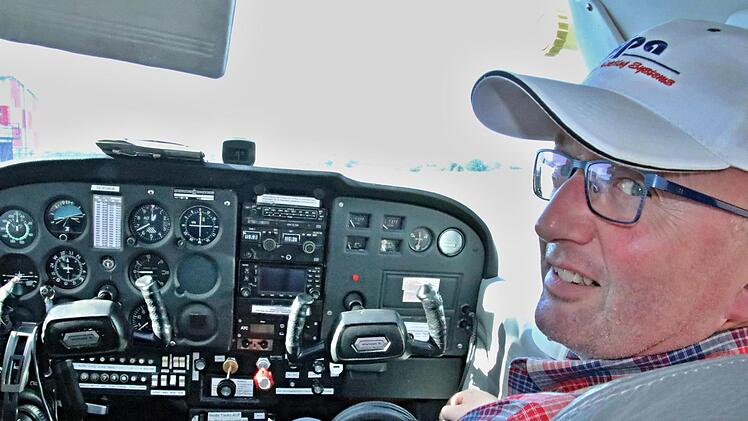 Markus Oppelt kurz vor dem Start auf dem Sitz des Co-PilotenHelmut Will