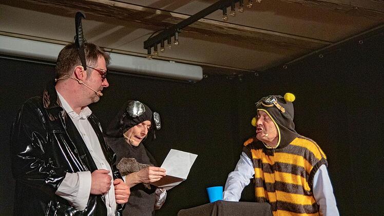 Im Gasthof "Zur lachenden Eintagsfliege" treffen sich Nachtfalter, Eintagsfliege und Honigbiene zur Chorprobe.