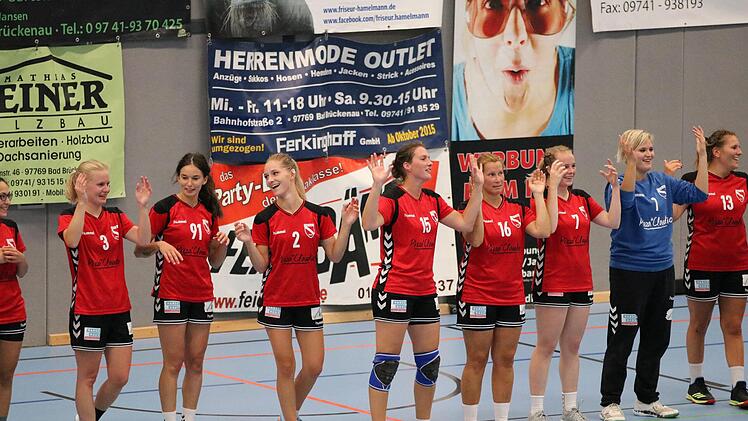 Bedankte sich für die tolle Unterstützung der Handballer aus Ancenis: Die Damenmannschaft des FC Bad Brückenau. Sebastian Schmitt