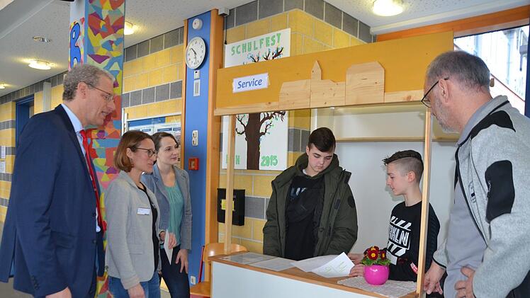 Zwei Schüler empfangen die Gäste am Service-Point. Bürgermeister German Hacker und Schulleiter Michel Richter (rechts) informieren sich gemeinsam mit Maike Gieck (Zweite von links) und Katja Heun.  Foto: bp