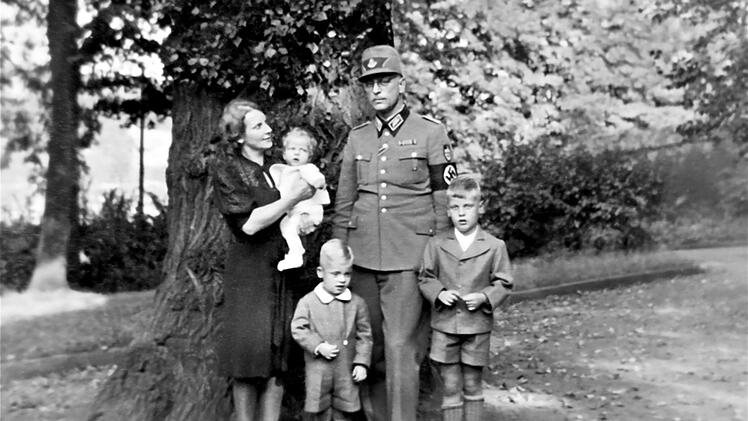 Wer waren die Deutschen 1939, als der Krieg begann? Wer waren sie 1945, als er endete? Tageb&uuml;cher erz&auml;hlen in "Hitlers Volk" vom Leben der Deutschen im Krieg. Egon Oelwein, Funktion&auml;r im Reichsarbeitsdienst, ist &uuml;berzeugter Nationalsozialist und sp&auml;ter im Krieg verschollen.