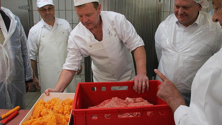 Eigelb und angefrorenes Hackfleisch bilden die Grundlage.