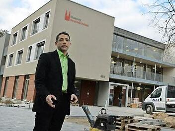 Von außen sieht das Demenzzentrum schon sehr gut aus, findet Leiter Johannes Kraus. Im Inneren wurde gestern noch gewerkelt. Foto: R. Rinklef