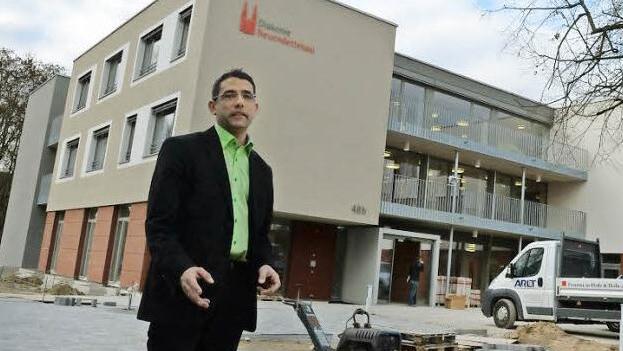 Von außen sieht das Demenzzentrum schon sehr gut aus, findet Leiter Johannes Kraus. Im Inneren wurde gestern noch gewerkelt. Foto: R. Rinklef