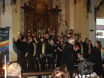 Der Gospelchor "Light in the Dark" aus Bad Neustadt beeindruckte bei der Dorfweihnacht in der Eltingshäuser Kirche St. Martin.  Fotos: Stefan Geiger