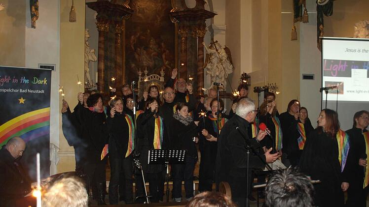 Der Gospelchor "Light in the Dark" aus Bad Neustadt beeindruckte bei der Dorfweihnacht in der Eltingshäuser Kirche St. Martin.  Fotos: Stefan Geiger