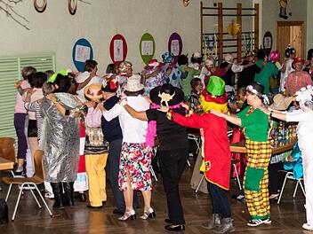 Eine Polonaise durfte in der Peter-J.- Moll-Halle natürlich nicht fehlen.  Foto: Hartmut Klamm