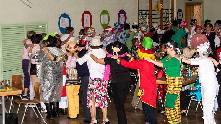 Eine Polonaise durfte in der Peter-J.- Moll-Halle natürlich nicht fehlen.  Foto: Hartmut Klamm
