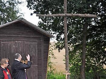 Pater Alois Gaßner beim Segnen des Leuzendorfer Platzes und des Holzkreuzes.  Foto: Simon Albrecht