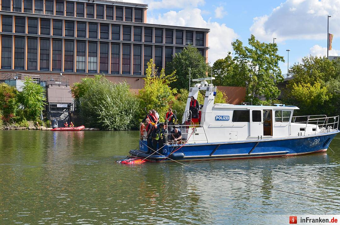 Auto geht im Main in Würzburg unter