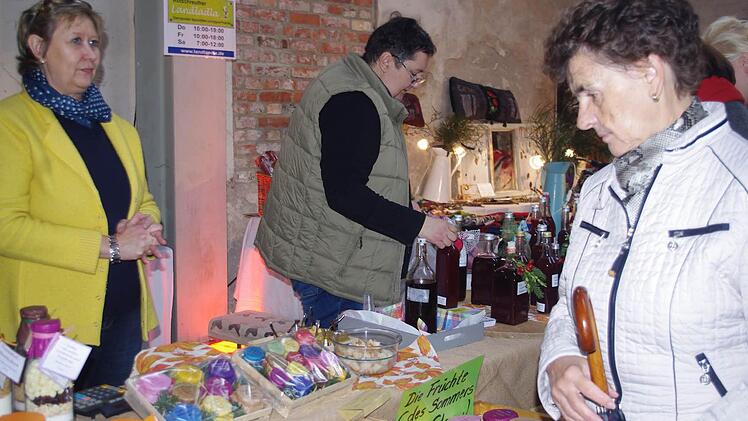 Beim Martini Markt gab es jede Menge wunderschöne, selbst hergestellte Weihnachtsdeko zu bewundern und natürlich auch zu kaufen.  Foto: Heike Schülein
