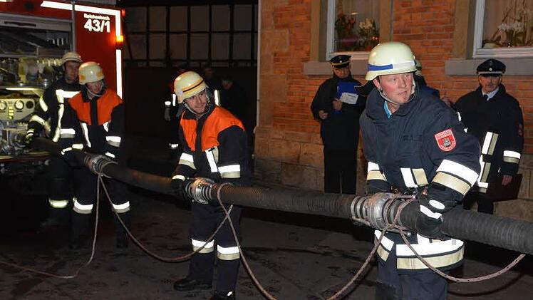 Jeder Handgriff sitzt, jeder weiß, was er zu machen hat.  Fotos: Björn Hein