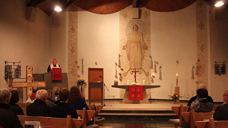 Die gemeinsame Predigt teilten sich der evangelische und der katholische Altbischof. Im Bild: Friedhelm Hofmann Foto: Ulrike Müller