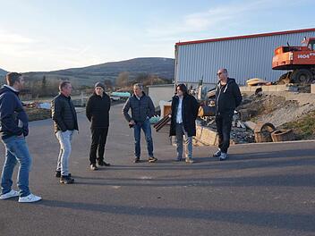 Die Mitglieder des Bauausschusses trafen sich am Bauhof in Sandberg, um über den Bau der geplanten Gerätehalle zu diskutieren. Das Bild zeigt (von links): René Rahm, Steffen Zehe, Architekt Helmut Köth, Claus Kleinhenz (stellvertretender Bürgermeister), Bürgermeisterin Sonja Reubelt und Bauhofleiter Udo Kaiser. Foto: Marion Eckert