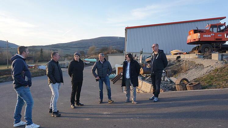 Die Mitglieder des Bauausschusses trafen sich am Bauhof in Sandberg, um über den Bau der geplanten Gerätehalle zu diskutieren. Das Bild zeigt (von links): René Rahm, Steffen Zehe, Architekt Helmut Köth, Claus Kleinhenz (stellvertretender Bürgermeister), Bürgermeisterin Sonja Reubelt und Bauhofleiter Udo Kaiser. Foto: Marion Eckert
