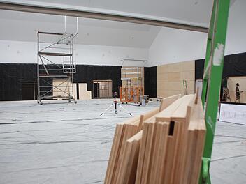 In der Halle werden die Prellwände montiert. Foto: Franziska Rieger