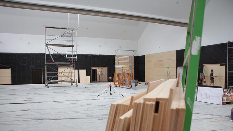 In der Halle werden die Prellwände montiert. Foto: Franziska Rieger
