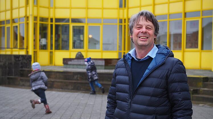 Der Pausenhof der Glockenbergschule gehört zum Einsatzgebiet des Jugendsozialarbeiters Steffen Matuschek.