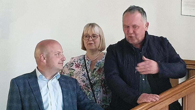 Die Bürgermeister Michael Kastl aus Münnerstadt (links) und Stéphane Perrin aus Stenay (rechts) bei der Begrüßung im Rathaus. Maria Knauff (Mitte), die Vorsitzende des Freundeskreises Städtepartnerschaft, dolmetschte. Foto: Dieter Britz