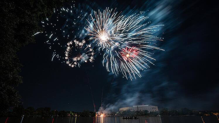 Fulminate Feuerwerk-Show beim 200. N&uuml;rnberger Volksfest