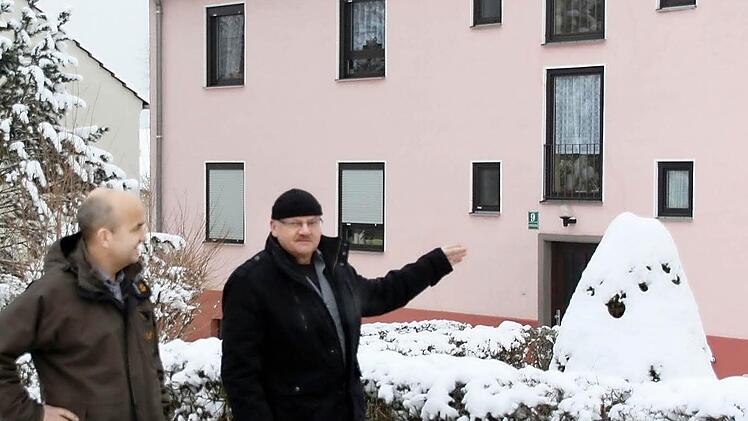 Günther Schmitt (rechts) hinterlässt dem neuen Siwobau-Geschäftsführer Alexander Koller nicht nur ein wohlbestelltes Haus, sondern sogar eine intakte Siedlung: Knapp die Hälfte der Einheiten ist mittlerweile auf einen modernen Stand gebracht worden. Foto: Bartl