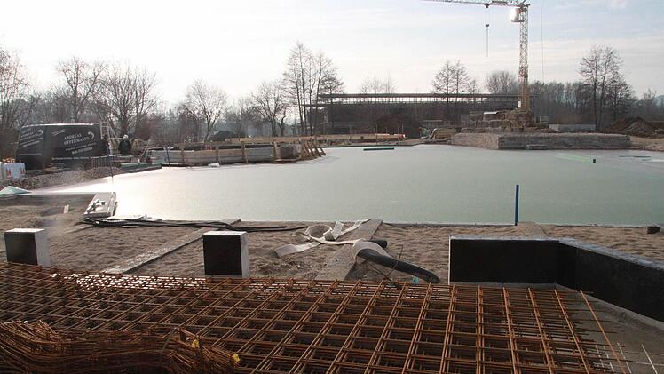 Rund 1000 Quadratmeter große ist der künstlich angelegte Teich, etwa die Hälfte dieser Fläche ist zum Schwimmen geeignet.
