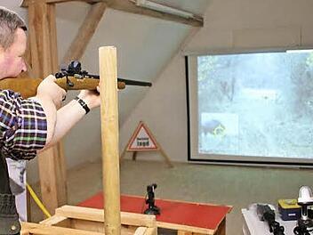 Wolfgang Lappe beim Schießen auf einen Keiler auf der Leinwand im Fierster Feuerwehrhaus.