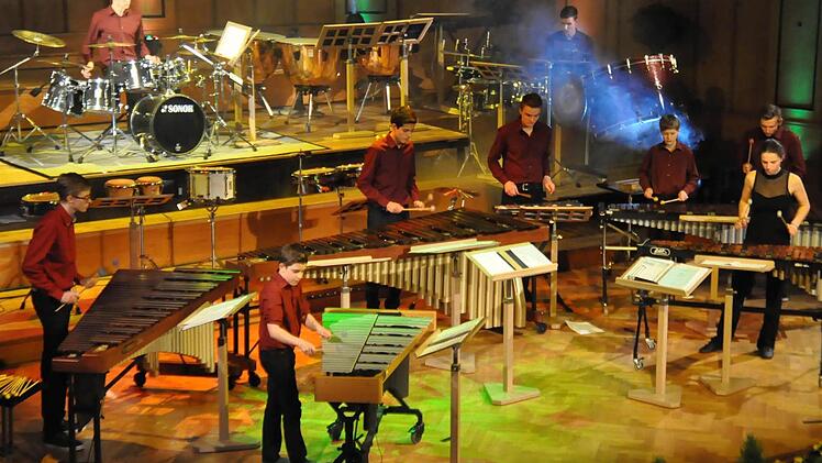 Ein perkussives Feuerwerk bayerischer Top-Ensembles und Nachwuchssolisten - unter der Leitung von Thomas Friedrich - das boten Schüler und Ehemalige der Städtischen Musikschule Bad Kissingen bei der 3. Nacht der Percussion im Regentenbau.  Foto: Peter Klopf