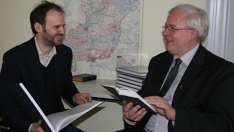 Diözesanbeauftragter Peter Wünsche (r.) und Diözesanmusikdirektor Markus Willinger freuen sich über die neuen Gebet- und Orgelbücher. Foto: Michael Schulbert