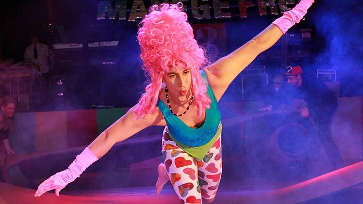 Lady Maxima mit einer amüsanten Aerobiceinlage im passend bunten und hautengen Stretchanzug.Foto: Christian Prysok