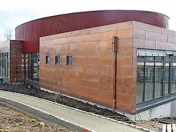 Stegaurachs größtes Bauvorhaben der vergangenen Jahre, die neue Bücherei, ist fast fertig. In wenigen Wochen soll der Umzug beginnen. Im Haushalt für das laufende Jahr schlägt das Projekt noch einmal mit 800 000 Euro zu Buche.