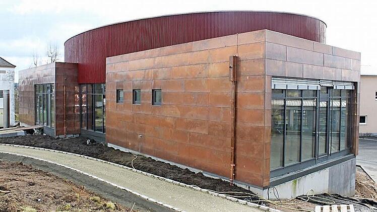 Stegaurachs größtes Bauvorhaben der vergangenen Jahre, die neue Bücherei, ist fast fertig. In wenigen Wochen soll der Umzug beginnen. Im Haushalt für das laufende Jahr schlägt das Projekt noch einmal mit 800 000 Euro zu Buche.