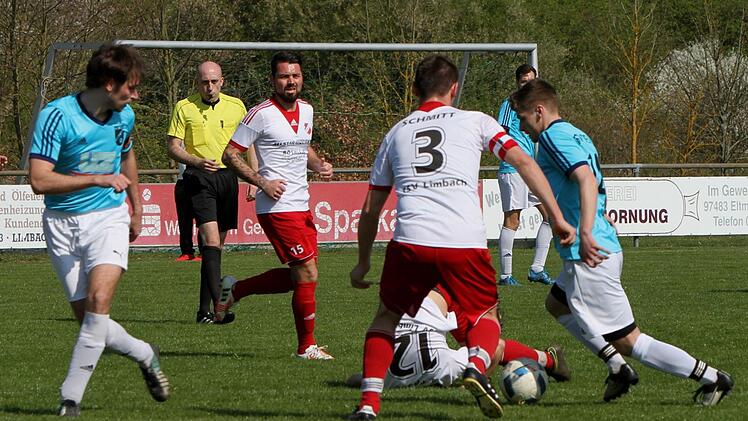 Der Zeller Stürmer (rechts) schiebt den Ball durch die Gasse mit Michael Schmitt (Nr. 3) und Spielertrainer Michael Finster (Zweiter von links), während der Zeller Kapitän Christoph Herold (links) auf seine Chance wartet.