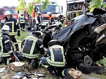 Der BMW wird durch die Feuerwehr geborgen.  Fotos: Richard Sänger