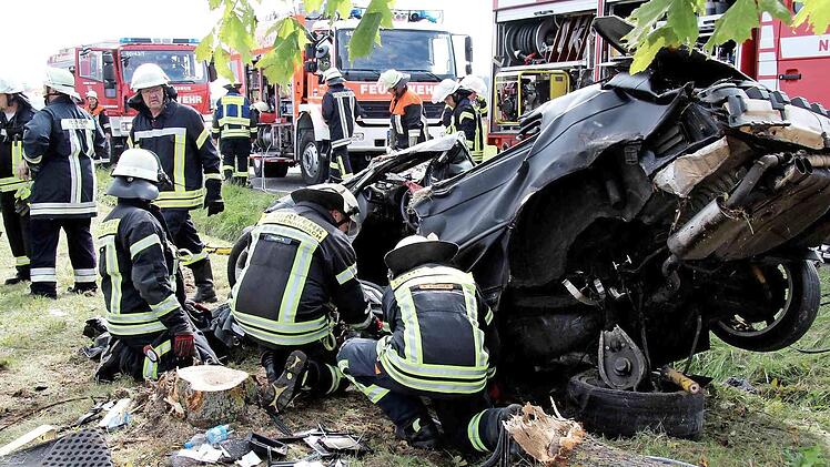 Der BMW wird durch die Feuerwehr geborgen.  Fotos: Richard Sänger