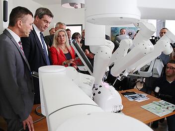 Xaver Frauenknecht, Vorstandsvorsitzender der Sozialstiftung (von links), zeigte dem Bayerischen Ministerpräsidenten Markus Söder und der Gesundheits- und Pflegeministerin Melanie Huml einen neuen Operationsroboter.  Foto: Sebastian Schanz