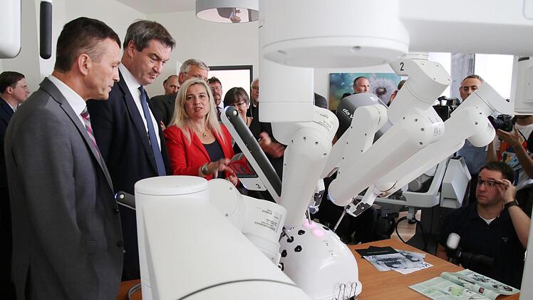 Xaver Frauenknecht, Vorstandsvorsitzender der Sozialstiftung (von links), zeigte dem Bayerischen Ministerpräsidenten Markus Söder und der Gesundheits- und Pflegeministerin Melanie Huml einen neuen Operationsroboter.  Foto: Sebastian Schanz